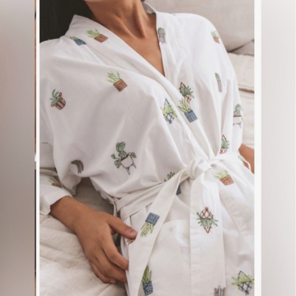 PrintFresh White Houseplant Embroidery Short Robe (2x)